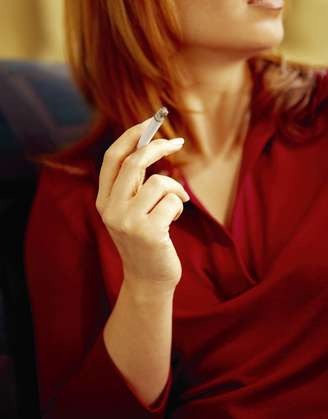 Mulheres que fumam pouco, incluindo aquelas que fumam apenas um cigarro por dia, dobram as chances de morte súbita em comparação às mulheres que nunca fumaram