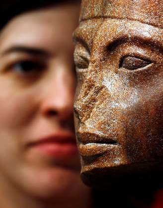 Laetitia Delaloye, chefe de antiguidades da Christie's, posa ao lado da obra em homenagem ao faraó egípcio Tutankamon, em Londres. 4/7/2019. REUTERS/Peter Nicholls    
