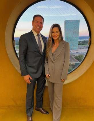 Alexandre Ramagem e a esposa, Rebeca Ramagem, em imagem publicada nas redes sociais.