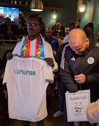 Michel Kuka Mboladinga, conhecido como “Lumumba”, recebeu uma homenagem dos argelinos –