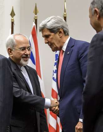 O chanceler iraniano, Javad Zarif, cumprimenta o secretário de Estado dos EUA, John Kerry, após a assinatura do acordo