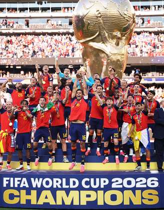 Jogadores da Espanha com troféu de campeão mundial