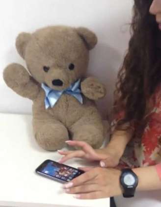 Sensores no urso de pelúcia monitoram dados de saúde da criança e enviam para o smartphone dos pais
