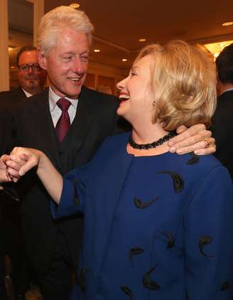 Bill e Hillary Clinton durante uma premiação, em Beverly Hills, em novembro de 2013