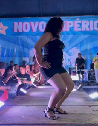 Mulher concorre para ser rainha do carnaval do Espírito Santo de tornozeleira eletrônica