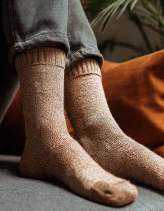 Usar a mesma meia mais de uma vez sem lavar pode parecer inofensivo, mas o hábito representa um risco para a saúde dos pés. O tecido retém suor e resíduos da pele, criando um ambiente propício à proliferação de microrganismos.