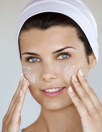 Cuidar da pele do rosto diariamente ajuda na hora da maquiagem. Limpe, tonifique e hidrate sempre