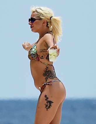 Lady Gaga curtiu praia nas Bahamas no fim de semana