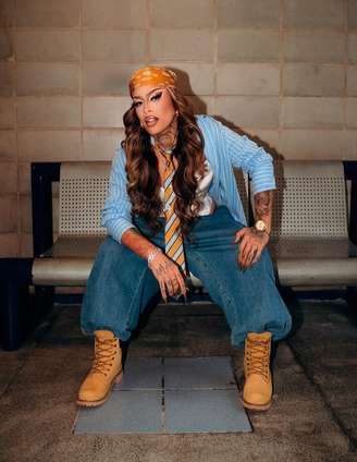 Gloria Groove comanda show em noite inspirada em destinos internacionais no reality