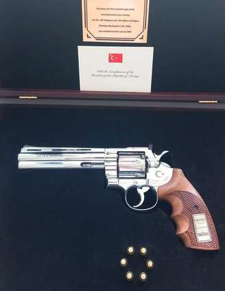 Revólver Magnum personalizado foi entregue por Erdogan aos líderes que participaram da cúpula da OTAN