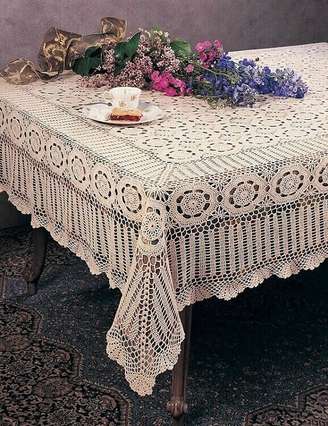 1. Modelo delicado de toalha de mesa de crochê quadrada