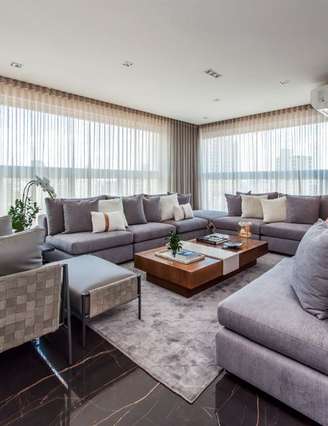 Geralmente onde a festa acontece, as salas precisam de bons arranjos e livre circulação |