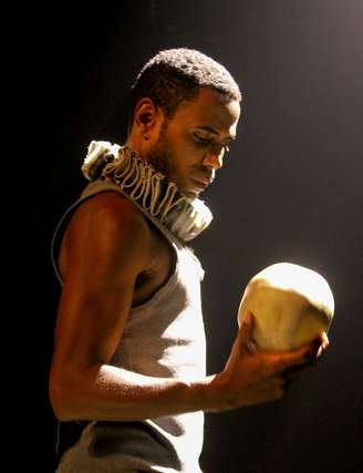 Ícaro Silva estrela 'Hamlet, Sonhos Que Virão' no Nu Cine Copan.
