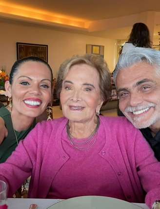 Mocita Fagundes e Tarcísio Filho com Glória Menezes, que morreu aos 91 anos, na terça-feira, 18