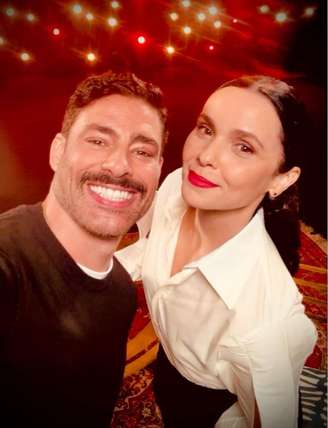 Cauã Reymond mostra reencontro com Débora Falabella