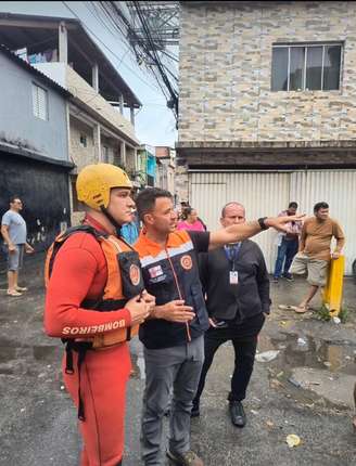 O vice-prefeito de SP, Ricardo de Mello Araújo, na região do Jardim Pantanal.