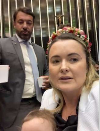 Julia Zanatta com o bebê no colo em meio ao risco de desocupação do plenário pela polícia legislativa