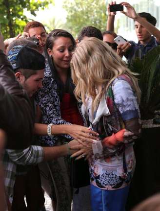 Grávida de gêmeos, Fergie atendeu ao pedido de fãs e deixou que eles encostassem em sua barriga, nesta quarta-feira (3), no Rio de Janeiro. A vocalista do Black Eyed Peas, que está em seu quinto mês de gestação, também visitou uma ONG no morro do Cantagalo