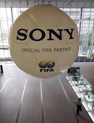 Bola de futebol inflável gigante promovendo parceria da Sony com a Fifa na sede da empresa, em Tóquio. 19/06/2014