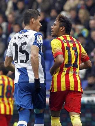 <p>Neymar discute com Moreno durante dérbi catalão; atacante brasileiro foi alvo de seguidas faltas</p>