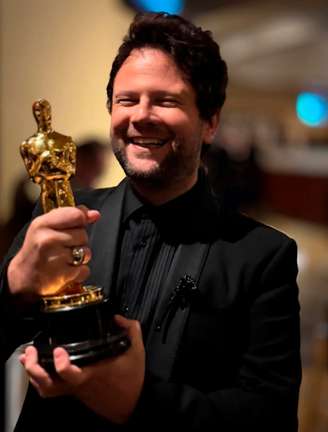 Selton Mello com estatueta do Oscar de 'Ainda Estou Aqui'. Longa de Walter Salles conquistou o prêmio de Melhor Filme Internacional.