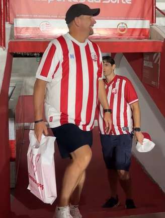 Nick Nurse, técnico do Philadelphia 76ers, com a camisa do Náutico