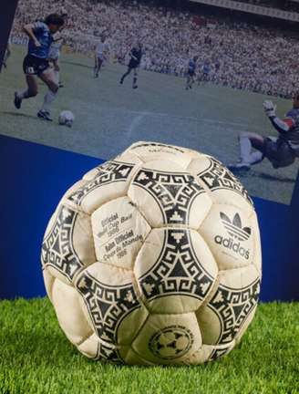 Bola oficial da partida entre Argentina e Inglaterra, válida pelas quartas de final da Copa do Mundo de 1986