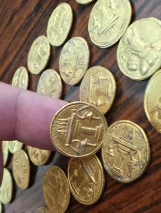 Arqueólogos no Iraque anunciam a descoberta de tesouro de 1,5 mil anos. Moedas de ouro serão levadas para análise em laboratório.