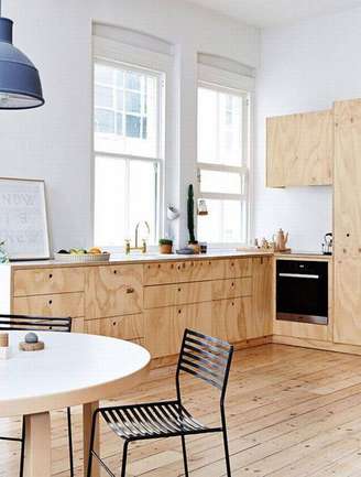1. Armário de madeira para cozinha feito com marcenaria clara. Fonte: Pinterest
