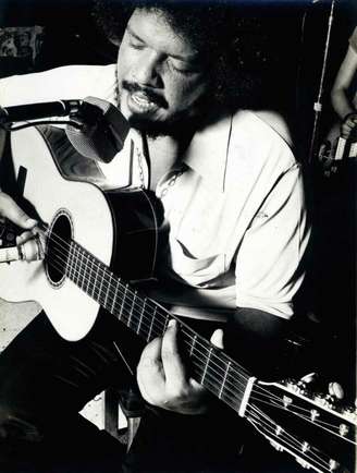 Um apaixonado Tim Maia tocando romanticamente seu violão (Foto/Reprodução/Internet)