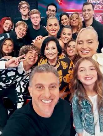 Luciano Huck ao lado de familiares, amigos e outros artistas no 'Domingão com Huck' de seu aniversário, em 3 de setembro de 2023