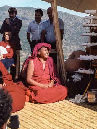 Lama Thubten Yeshe era bastante conhecido nessa época por ajudar a espalhar o budismo no mundo ocidental; ele abriu vários centros budistas como esse na foto, no sul da Espanha