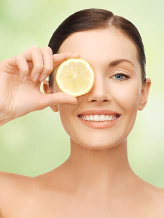 Expor-se ao sol com resíduos de limão na pele pode agredir a cútis e provocar manchas