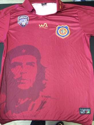 <p>Apaixonado por desenho e futebol, empresário Rogério Nunes é o responsável por uniformes diferentes e interessantes, incluindo o do Madureira com o rosto de Che Guevara estampado</p>