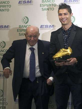 Cristiano Ronaldo recebe troféu de Alfredo Di'Stefano em Madri. 3/11/2011