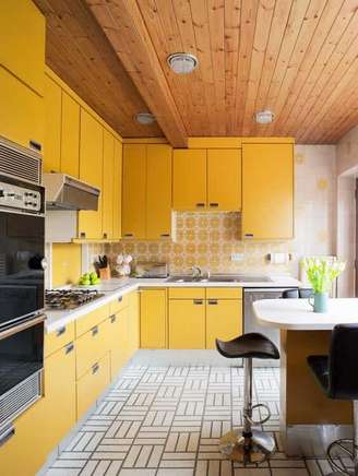 1. Armário de cozinha amarelo e cinza com torre quente – Via: Pinterest