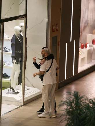 Belo passeia com morena em shopping do RJ