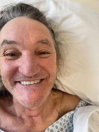 Marquito exibe prótese dentária provisória recebida no último domingo, 26