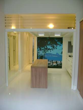 As arquitetas Maria Helena Torres, Gláucia Souza Lima e Michele Baruffaldi tinham o desafio de tornar habitável para seis pessoas uma quitinete de 25m2. A solução foi aproveitar o pé-direito alto para fazer um mezanino, no qual dormem as quatro filhas do casal. Informações: (21) 8767-6444