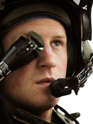 O príncipe Harry - ou soldado Gales, como prefere ser chamado no Exército - em helicóptero em Camp Bastion, no sul afegão (foto de 12 de dezembro de 2012)