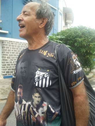 Vendedor passeia com camisa que contém as imagens de Pelé e Ganso