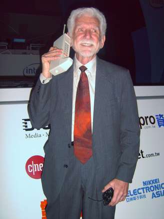 Marty Cooper, ex-funcionário da Motorola, posa com DynaTAC 8000x, modelo que usou para fazer a primeira ligação de celular, em 3 de abril de 1973