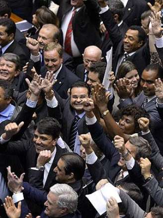 Deputados comemoram a aprovação da MP após 23 horas de sessão