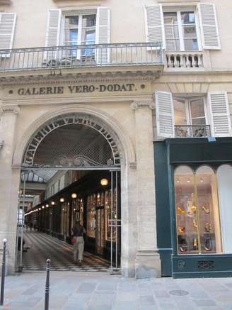 <p>Loja fica ao lado de duas lojas da Christian Louboutin na charmosa, e pouco frequentada pelos turistas, Passagem Véro-Dodat</p>