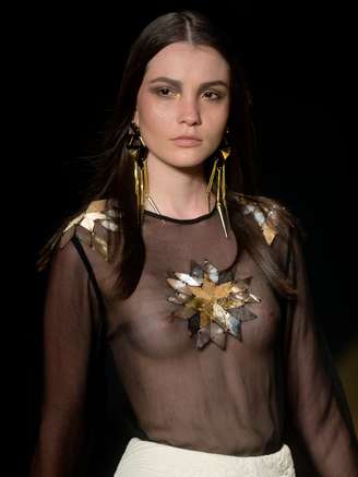 <p>Brincos longos completaram o look de algumas modelos no desfile de Victor Dzenk</p>