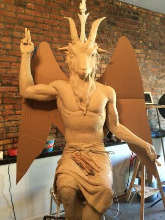 O dinheiro foi arrecadado em janeiro pelo site Indiegogo e foi usado para pagar um artista para fazer a estátua de bronze de 2,13 metros de altura 