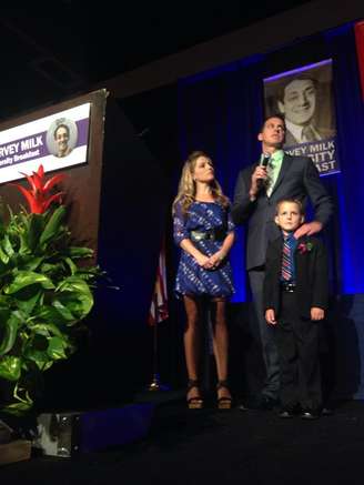 O casal americano Jeff e Hillary ganhou um prêmio na quinta-feira passada de Inspiração, na 6ª edição do Harvey Milk Diversity Breakfast; o filho subiu ao palco e falou com o público participante