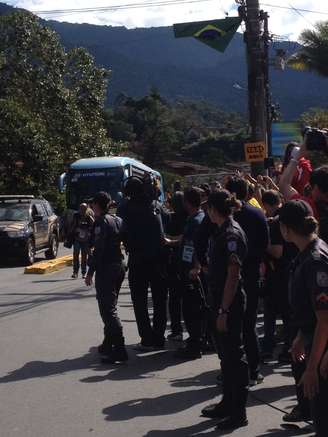 Ônibus da Seleção Brasileiro chegou rapidamente à Granja Comary, em Teresópolis