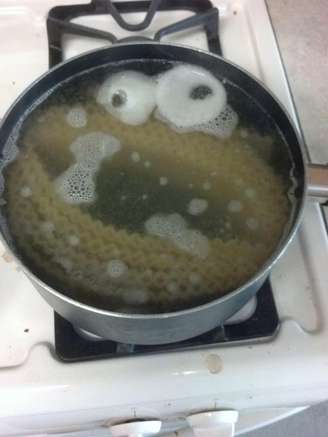 Foto postada na rede social Reddit em que usuário flagrou o personagem Cookie Monster em panela de macarrão
