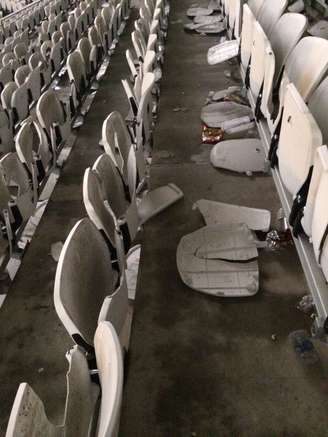 Cadeiras quebradas na Arena Corinthians em clássico de julho do ano passado: Palmeiras arcou com o prejuízo